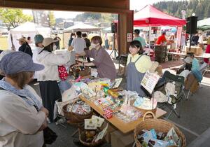 快晴の中、多くの人でにぎわった「春風市場」＝２６日、長岡市栃尾宮沢