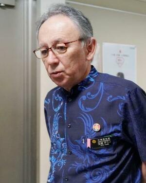 記者団の取材に応じる沖縄県の玉城デニー知事=2日午前、沖縄県庁