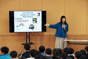 ネガティブな感情との付き合い方をアドバイスする坂井淳子さん=新潟市江南区