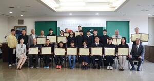 表彰を受けた津南学術文化・スポーツ奨励賞受賞者ら=津南町役場