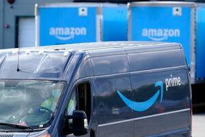 アマゾンの配送車=2020年10月、米マサチューセッツ州(AP=共同)