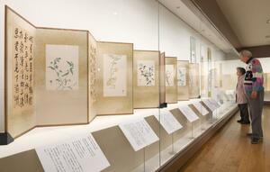 びょうぶや掛け軸の作品が並ぶ企画展「會津八一 自然を愛でる」=新潟市中央区