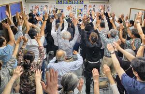 佐野恒雄さんが１票差で３選を決め、万歳で喜びを爆発させる支持者＝５月３１日午後１１時前、田上町原ケ崎新田の佐野さんの選挙事務所