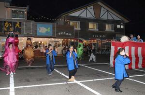 開催を秋に移し、地元に伝わる「石地甚句」などを住民らが踊った盆踊りイベント=柏崎市西山町石地