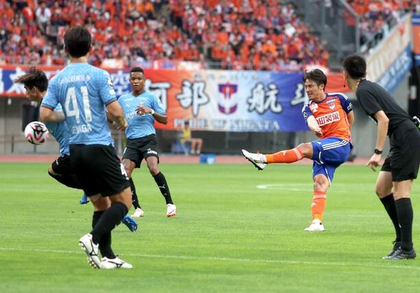 新潟-川崎 前半、MF島田譲がシュートを放つ=ビッグスワン