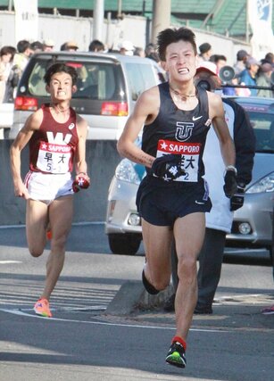 ２区で順位を２位に上げて戸塚中継所に入る東洋大２年の服部勇馬（十日町市出身）＝２０１４年１月２日、横浜市