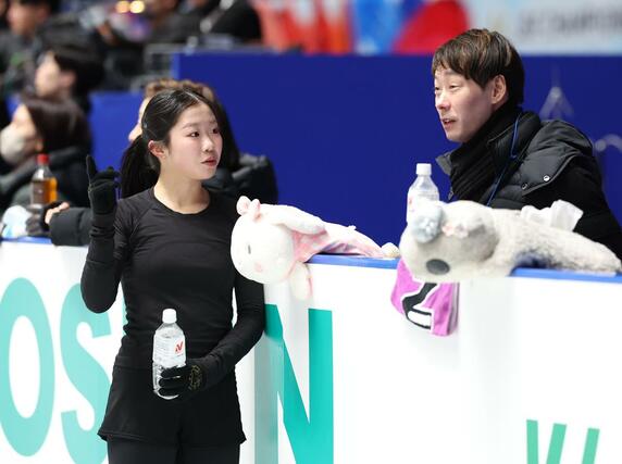 練習後、コーチと話し合う中井亜美（左）＝２０日、国立代々木競技場