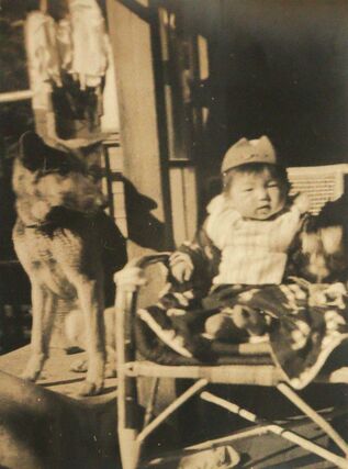 幼い頃の高野荘平さんを見守るベロ(高野荘平さん提供)