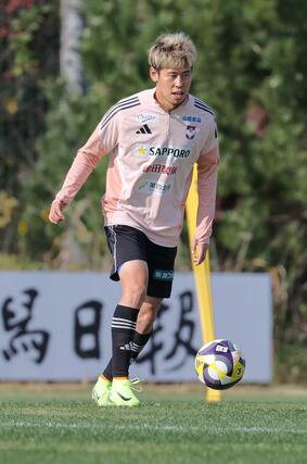 湘南戦に向け練習するFW谷口海斗=聖籠町