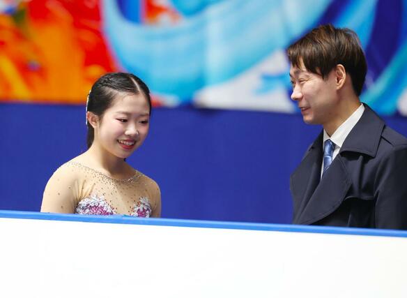 フィギュアスケート　全日本選手権　女子フリー　演技後、コーチの隣で悔しそうな表情を見せる中井亜美＝２１日、国立代々木競技場