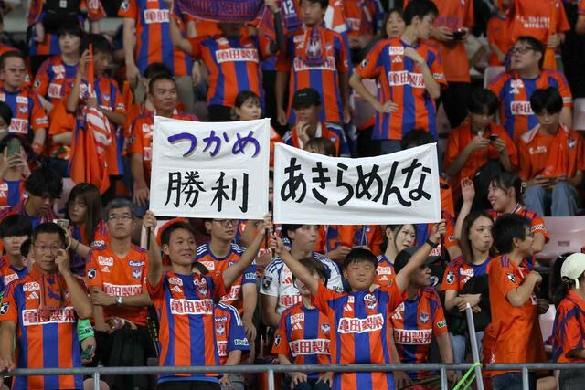 新潟－清水　試合前、思いを込めたメッセージを掲げる新潟サポーター＝１３日、デンカビッグスワン