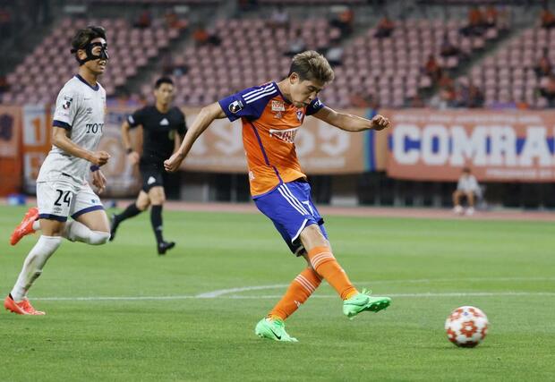 新潟ー北九州 前半ロスタイム、新潟のFW谷口海斗がシュートを決めて2-2の同点に追い付く=ビッグスワン