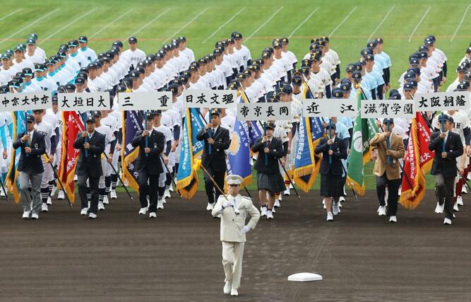 本県代表の帝京長岡と日本文理の選手ら＝１９日、阪神甲子園球場
