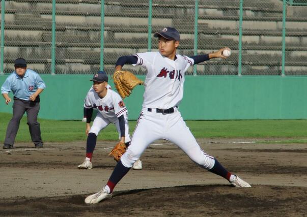 力投する新潟第一の猪俣亘投手＝五十公野公園野球場