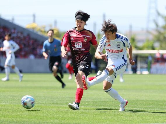 前半、シュートを放つＦＷ若月大和＝金沢ゴーゴーカレースタジアム