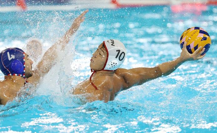 日本－フランス　第４ピリオド　稲場がシュートを決め１２－１３＝サンドニ（新潟日報社写真映像部・新井田悠）