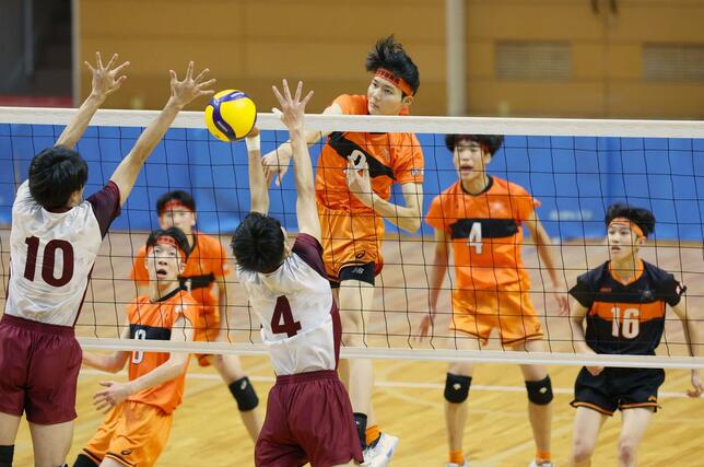 男子決勝 東京学館-関根学園 スパイクを打つ東京学館の澤田一毅