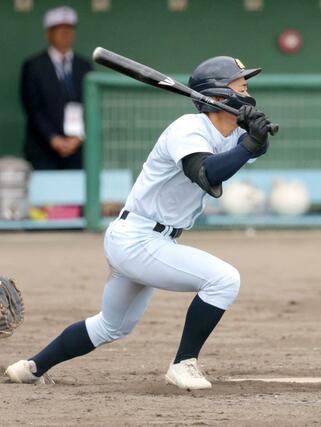 新潟明訓－村上桜ヶ丘　５回新潟明訓２死一、二塁、山口仁栄が適時打を放ち７－０＝新発田市五十公野運動公園野球場