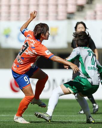 新潟Ｌ－日テレ東京Ｖ　前半、ＦＷ川澄奈穂美がシュートを放つがブロックに遭う＝デンカビッグスワン