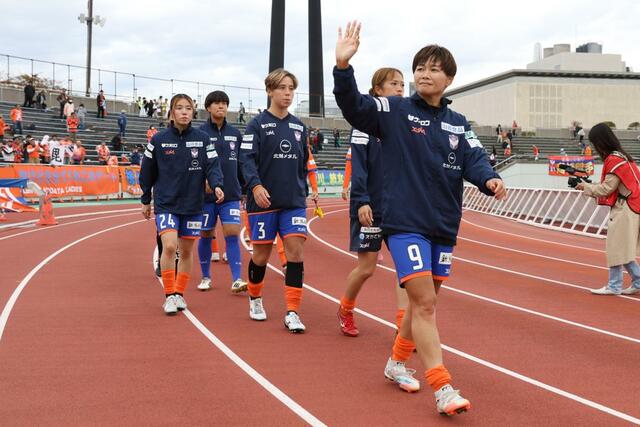 新潟Ｌ－三菱重工浦和Ｌ　試合後サポーターに手を振る川澄奈穂美選手、悔しい表情を浮かべる新潟Ｌの選手たち＝２５日、新潟市陸上競技場