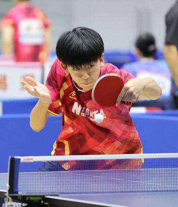 卓球少年男子　山形を相手にシングルスを戦う吉田蒼＝滋賀県野洲市