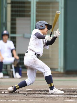 小出－万代。７回小出無死、野上虎太郎が左前打を放ち出塁＝７月１７日、三条市月岡４の三条パール金属スタジアム