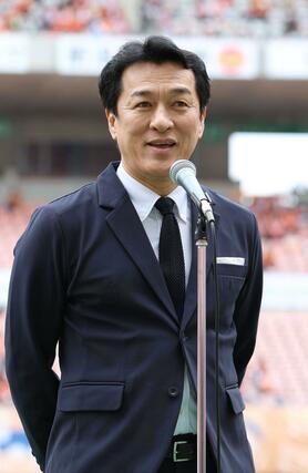 試合前、サポーターにあいさつするクラブOBの山口素弘さん＝２０２６年０４月１８日　デンカビッグスワン