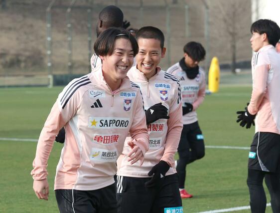 談笑するＭＦ奥村仁（左）とＭＦ島村拓弥（同２番目）＝宮崎県都城市