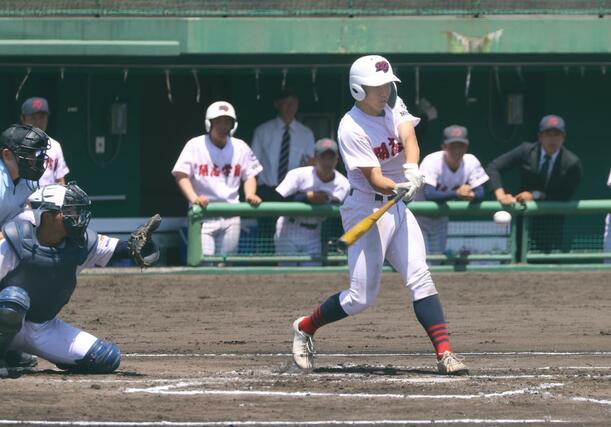 日本文理-開志学園 7回表、開志学園2死一、三塁、和田未来が左前適時打を放って1点返し、2-1=長岡市悠久山球場