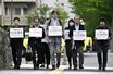 　衆院選の「１票の格差」訴訟の判決で、札幌高裁に向かう伊藤真弁護士（中央）ら＝２９日午後