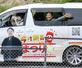 　４７都道府県の書店や学校などをワゴン車で回る「今村翔吾のまつり旅」で次の目的地に向かう今村翔吾さん＝２０２２年