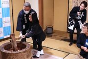 ぺったん、ぺったん♪柏崎市の久寛荘で地元建設業者が餅つきで住民と交流　もち米40合分をつく