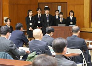 阿賀町の活性化策を発表する新潟大学経済科学部の学生=阿賀町鹿瀬