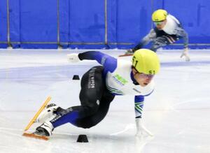 男子1000メートル決勝 滑走する宮田将吾=帝産アイススケートトレーニングセンター