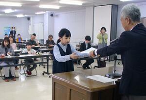 苗場山麓ジオパークガイド認定証を受け取る合格者＝津南町の町総合センター