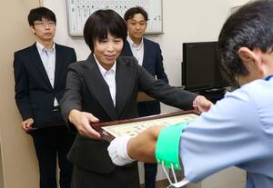 特殊詐欺の被害を防ぎ燕署から感謝状を贈られた県労働金庫燕支店の主任ら=9月25日、燕署