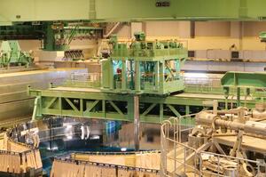 柏崎刈羽原発6号機で始まった核燃料の装てん作業。原子炉圧力容器のふたを外し、使用済み燃料プールから圧力容器内へ核燃料を移した=10日午後(東京電力提供)
