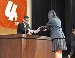 奨学生に認定書が渡された「信組ゆきぐに奨学金」認定式=南魚沼市六日町