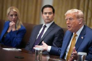 8日、ホワイトハウスで記者団に話すトランプ米大統領(右)(ゲッティ=共同)