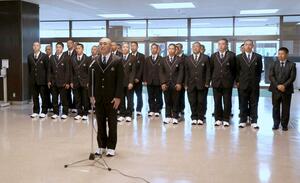 選抜高校野球大会を前に行われた出発式であいさつする日本文理の渡部倖成主将とメンバー＝新潟市西区