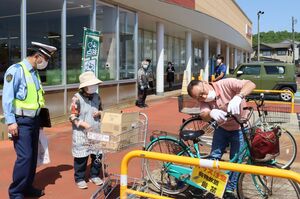 見附署が行った自転車の安全運転を呼びかける啓発活動。自転車の無料点検もした=見附市新町1