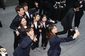 高市首相と面会後、写真に納まるフィギュアスケート女子の坂本花織（右下）ら＝２４日午後、首相官邸