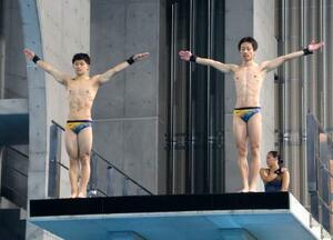 男子シンクロ高飛び込みの練習をする玉井陸斗(左)と大久保柊=滋賀県草津市