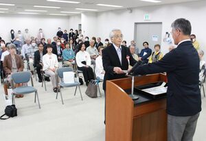 市展の入賞者に賞状などが贈られた表彰式=柏崎市学校町
