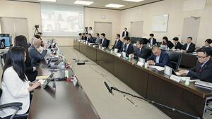 エネルギー基本計画の見直し議論に着手した、有識者らでつくる総合資源エネルギー調査会の分科会=5月15日、経産省