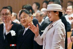 長崎の歴史や平和への思いを伝える舞台の見学を終え、手を振られる天皇、皇后両陛下=14日午後、長崎県佐世保市のアルカスSASEBO(代表撮影)