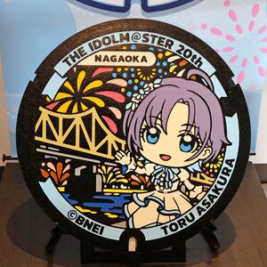 「アイドルマスター」のキャラクターが描かれたマンホールのふた＝長岡市喜多町