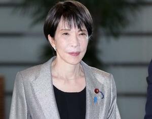 　首相官邸に入る高市首相＝１９日午前