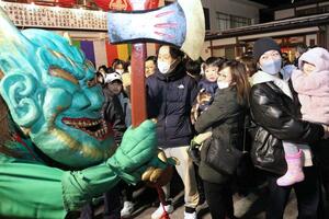 ウオーと雄たけびを上げながら境内を練り歩き、参拝客に活力を与えた鬼行列=2月3日、長岡市柏町1