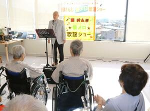 ゲストの西けんじさんが歌った歌謡ショー＝加茂市青海町１